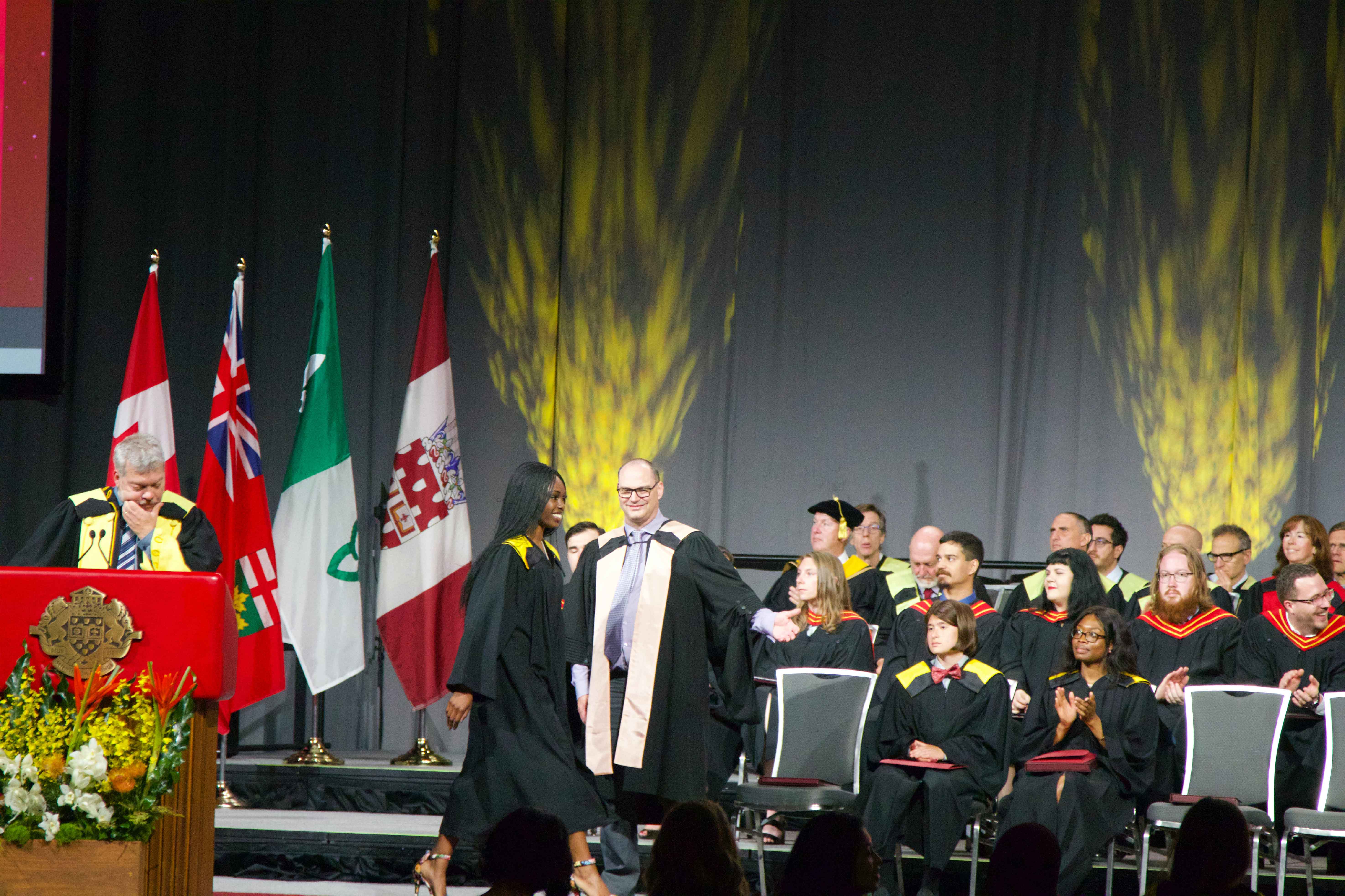  studenci otrzymują dyplomy